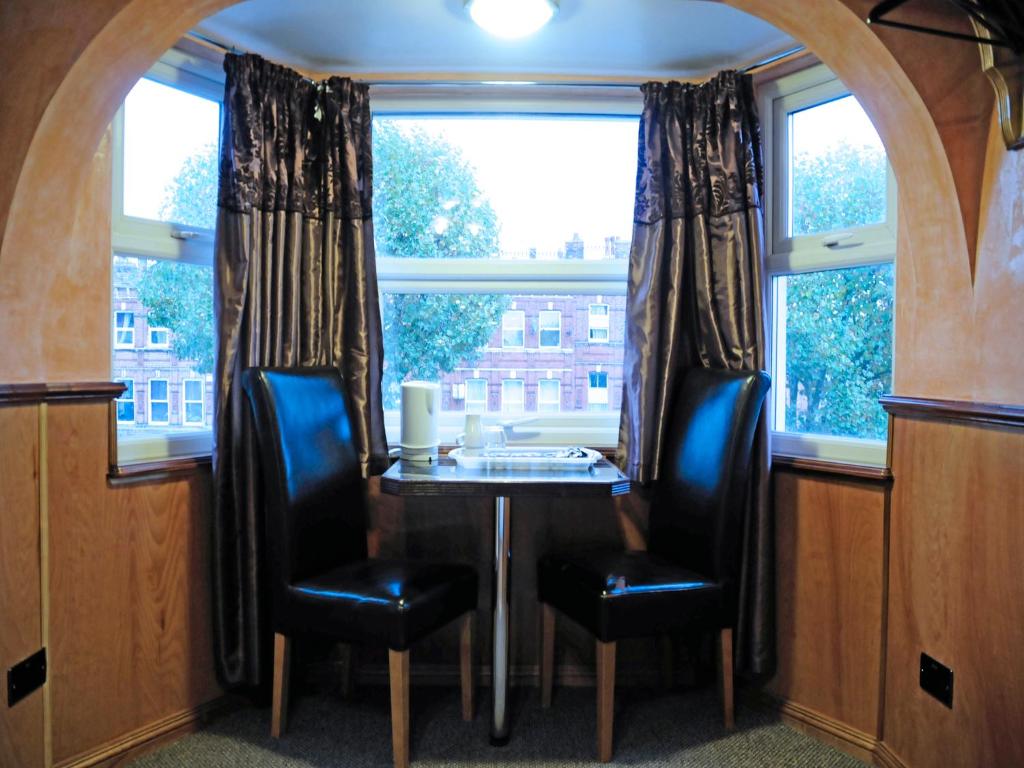 Dining room at Cricklewood Lodge Hotel