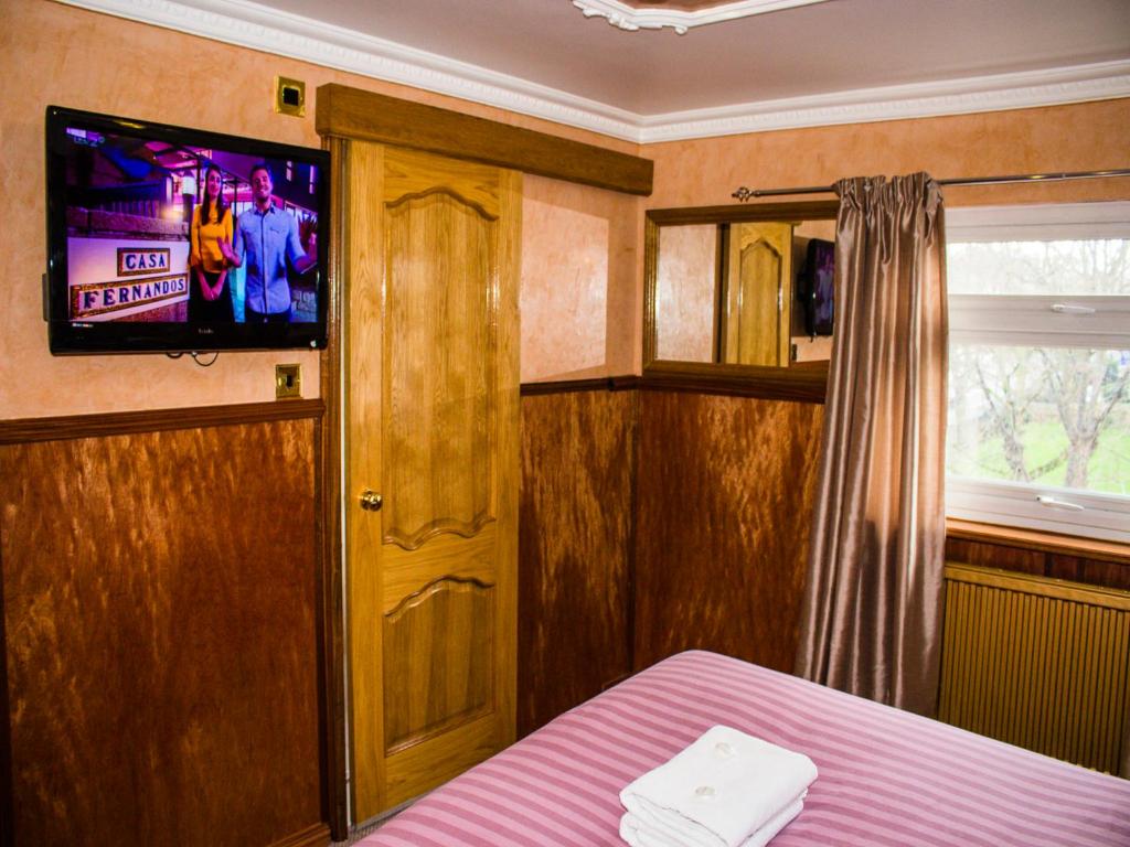 Double room at Cricklewood Lodge Hotel
