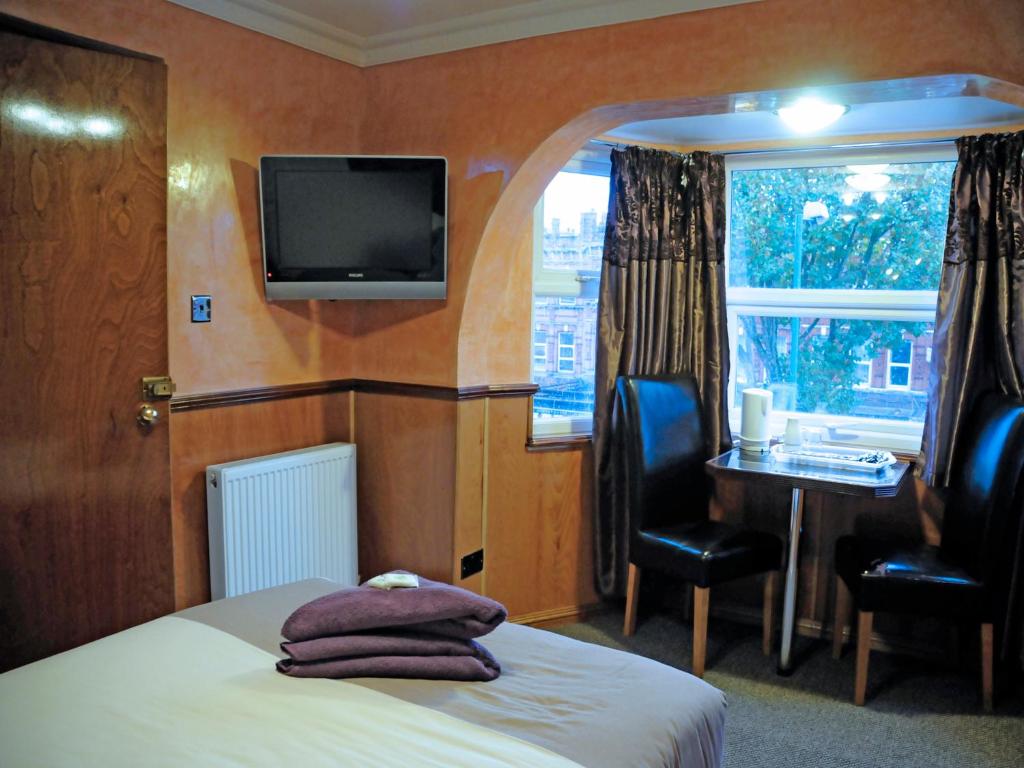 Double room with desk and TV