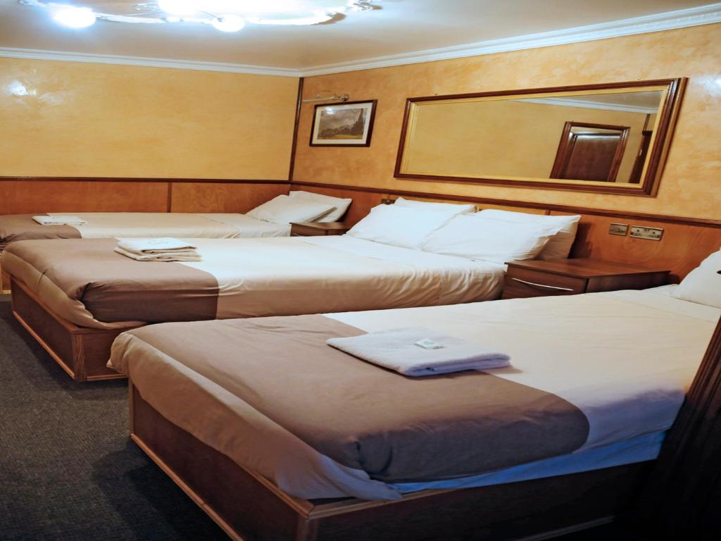 Family room beds at Cricklewood Lodge Hotel